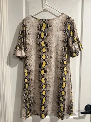 Women’s size medium boutique dress thumbnail 6