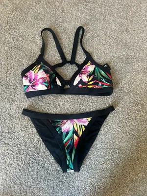 Hurley Bikini thumbnail 1