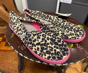 TOMS Leopard Slip-On Shoes With Pink Soles NWT thumbnail 1