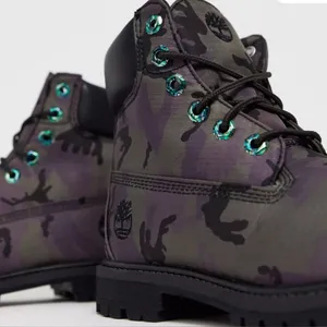 Timberland 6 “ iridescent waterproof boot in black camo matte leather Camo Boots thumbnail 2