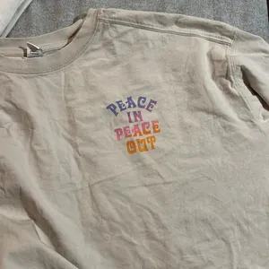 Old Navy Peace In Peace Out Loose Vintage Graphic Long Sleeve thumbnail 4