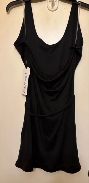 Elegant Black Sleeveless Dress with Gold Flower Detail ✨ thumbnail 5