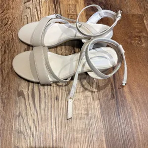 NEW Elegant Beige Women's Heels Size 6 thumbnail 5