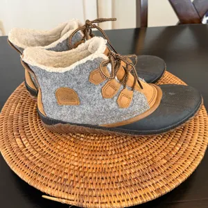 Sorel Gray and Tan Waterproof Boots-‎ insoles missing thumbnail 2