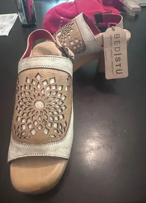 Bed Stu Women Metallic Leather Laser Cut Wood Block Heel Sandals Size‎ 8.0 NWT thumbnail 1