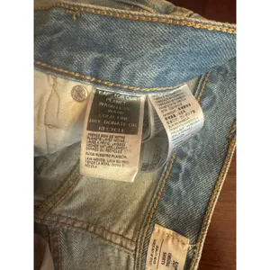 Levi’s 501 Women’s Cut Off Denim Shorts Size W26 Ripped Distressed thumbnail 4