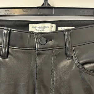 NWT Abercrombie & Fitch The Ankle Straight Ultra High Rise Vegan Leather Size 4 thumbnail 6