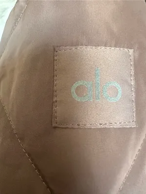 659. Alo Yoga Urbanite Wrap Puffer med Jacket Mushroom thumbnail 6
