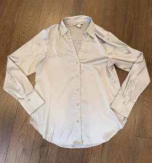 H&M Women's Light Gray Satin Button-Down Shirt Size Small - C27-180 thumbnail 1