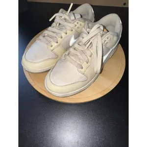 Nike‎ Sb Dunk Low Prm City Of Love Coll Light Bone Coconut Milk Fz2552-100 thumbnail 2