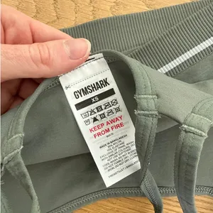 Gymshark - Contrast Seamless Sports Bra in Green & White thumbnail 3