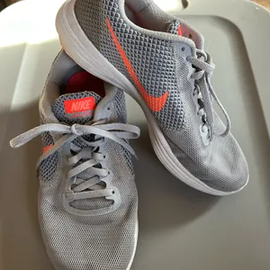 Nike revolution 3 Sneakers in Gray with Bright Orange Accents women’s size 7.5 thumbnail 2
