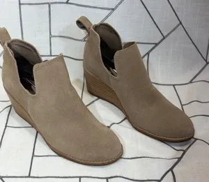 TOMS Kelsey Wedge Booties 6.5‎ Taupe Suede V-Cut Ankle Boots 10016174 thumbnail 1
