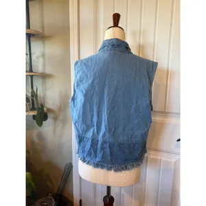 Two‎ Twenty Women Blue Denim Floral Embroidered Frayed Hem Vest Medium thumbnail 2