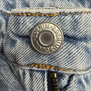 H&M &Denim Jeans Size 4 Blue‎ Pants Loose Mom Light Distressed Denim thumbnail 5