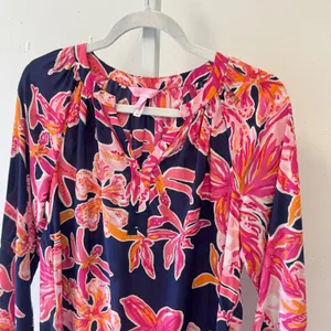 Lilly Pulitzer‎ Silk Floral Orchid Print Blouse Navy Pink Long Sleeve Small Boho thumbnail 3