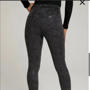 Good American Grey Snakeskin Metallic Coated High Rise Skinny Jeans NWT Grunge 0 thumbnail 2