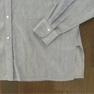 Vince Linen Blend Split Back Boxy Pinstripe Button Down Shirt Blue and White M thumbnail 2