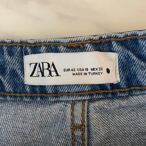 ZARA Distressed Denim Shorts Light Wash Cutoff Raw Hem Women’s US 10 thumbnail 3