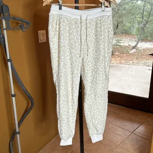 NWT Old Navy Mid-Rise Cozy Faux-Fur Jogger Sweatpants Size Small thumbnail 2