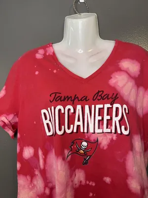 Tampa Bay Buccaneers Shirt Womens XL Red NFL Football Tie Dye Fanatics V Neck thumbnail 1