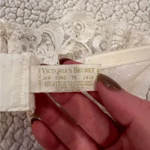 Victoria's Secret White bra thumbnail 3