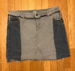 New York and Company SOHO Denim Two Tone Frayed Hem Mini Skirt Size 14 thumbnail 1