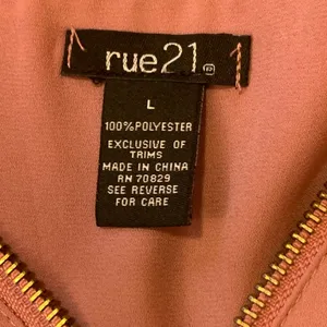 Rue 21 blouse large blush color long sleeve with button tabs v-neck zip … thumbnail 2