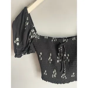 Wilfred Aritzia Black Floral Smocked Cottagecore Crop Top Bardot Women's XS‎ thumbnail 4