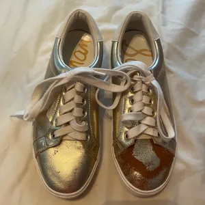 💕 2 For $10 Sam Edelman Boutique Brand Gold/Distressed Sneakers Size 7 thumbnail 2