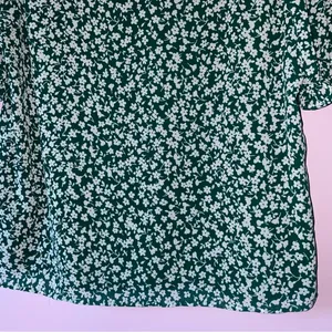 J. Crew Size M Green Ditsy Floral Top Short Sleeve Blouse thumbnail 8