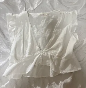 idem Ditto White Cropped V-Neck Top thumbnail 1