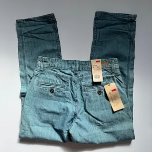 Levi's Relaxed Fit Pleated Light Blue Jeans Size 24 NWT thumbnail 3