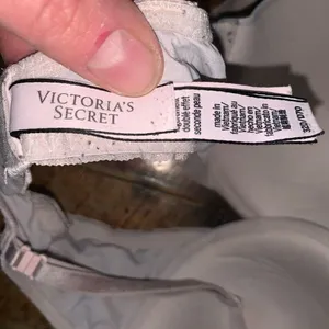 Victoria’s Secret Lacy T-shirt lightly lined 32D Demi bra thumbnail 3