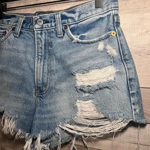 Abercrombie & Fitch Annie High Rise Distressed Denim Shorts Size 28/6 thumbnail 2