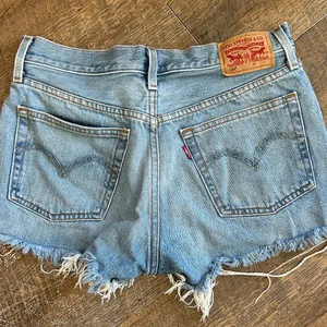 Levi’s 501 Denim Jean Shorts Cut Off Button Fly Size 27 Distressed thumbnail 3