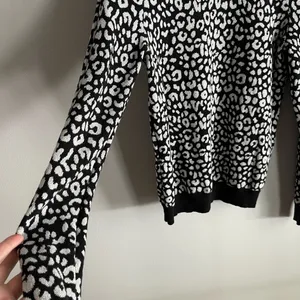 Ann Taylor Black White Leopard Print Crew Sweater Preppy Chic Cozy thumbnail 3