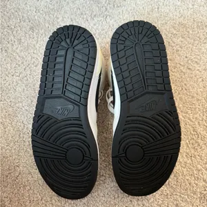 Nike air jordan’s thumbnail 5