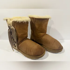 UGG Bailey Bow Boots Women’s 9 Chestnut Suede Shearling Lined Winter Boots thumbnail 3