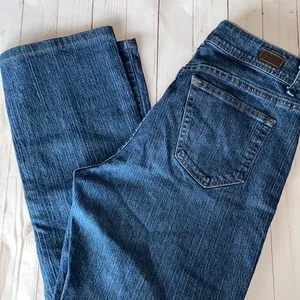 Lee Women’s Riders jeans dark wash straight leg 33 x 29 high rise stretch EUC thumbnail 2