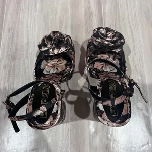 Express Floral Rosette Platform‎ Heels Ankle Strap Chunky High Heel Sandals Sz 7 thumbnail 4