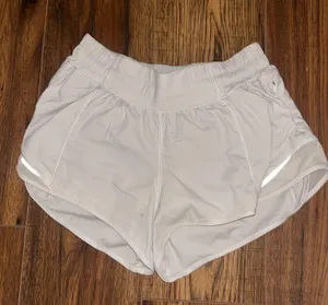 Lululemon White Hotty Hot 2.5" Shorts Low-Rise thumbnail 1
