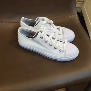 White sneakers size 7 new never worn thumbnail 2
