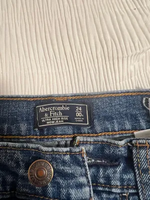 Abercrombie & Fitch Mom Jeans thumbnail 3