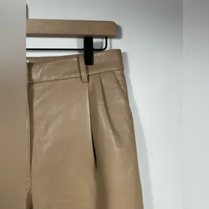 Aritzia Wilfred Vegan Leather Bermuda Shorts 4‎ Taupe Pleated High Rise NWT thumbnail 6