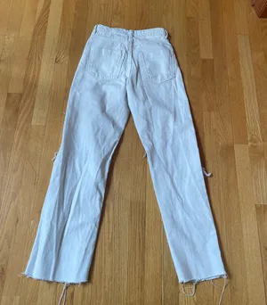 Zara White Highwaisted Ripped Straight Jeans thumbnail 3