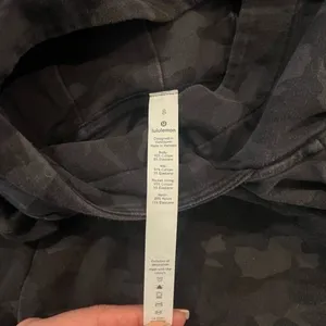 Lululemon rare black camo hoodie size 8‎ thumbnail 3