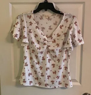 On a whiw top Size M thumbnail 1