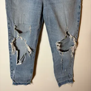 Abercrombie & Fitch High Rise Mom Jeans‎ Distressed Light Wash Size 30 / 10R thumbnail 3