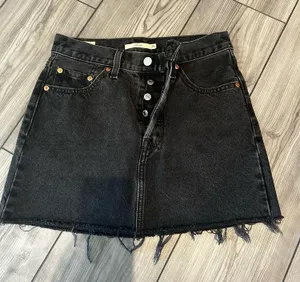 Levi’s Black Denim Icon Skirt thumbnail 1